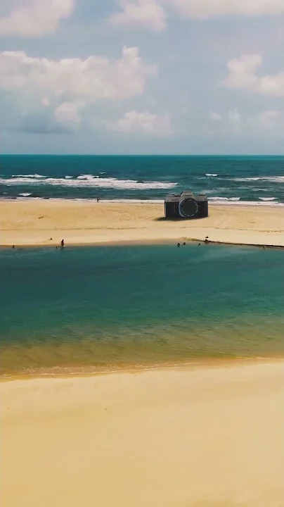 Câmera gigante em uma praia, cena de efeitos visuais